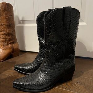 BRAND NEW Tecovas Savannah in Midnight Python